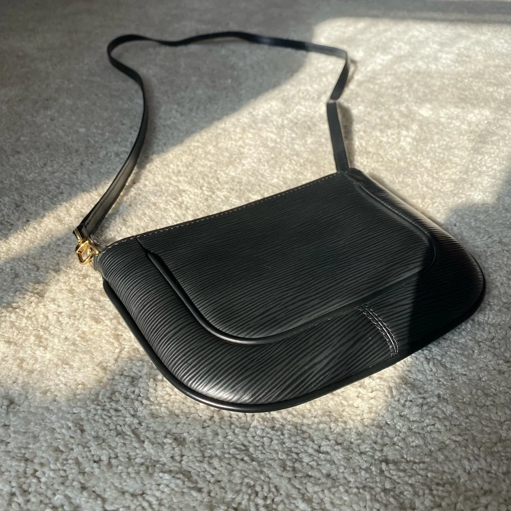 Louis Vuitton Black Epi Leather Sarvanga Crossbody Clutch Bag - Picture 13 of 15